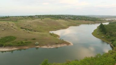Moldova Cumhuriyeti 'nden manzara ve güzel doğa içeren bir video. Moldova 'nın kuzeyindeki en güzel manzaralardan biri, Doğu Avrupa