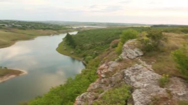 Moldova Cumhuriyeti 'nden manzara ve güzel doğa içeren bir video. Moldova 'nın kuzeyindeki en güzel manzaralardan biri, Doğu Avrupa