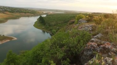 Moldova Cumhuriyeti 'nden manzara ve güzel doğa içeren bir video. Moldova 'nın kuzeyindeki en güzel manzaralardan biri, Doğu Avrupa