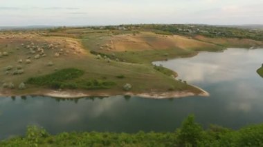 Moldova Cumhuriyeti 'nden manzara ve güzel doğa içeren bir video. Moldova 'nın kuzeyindeki en güzel manzaralardan biri, Doğu Avrupa