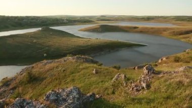 Moldova Cumhuriyeti 'nden manzara ve güzel doğa içeren bir video. Moldova 'nın kuzeyindeki en güzel manzaralardan biri, Doğu Avrupa