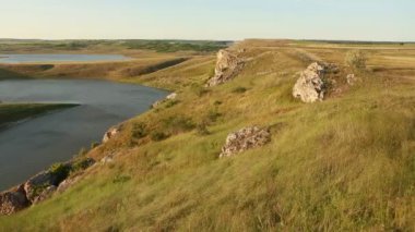 Moldova Cumhuriyeti 'nden manzara ve güzel doğa içeren bir video. Moldova 'nın kuzeyindeki en güzel manzaralardan biri, Doğu Avrupa