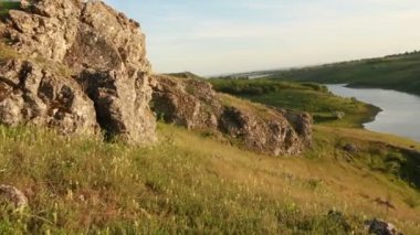 Moldova Cumhuriyeti 'nden manzara ve güzel doğa içeren bir video. Moldova 'nın kuzeyindeki en güzel manzaralardan biri, Doğu Avrupa