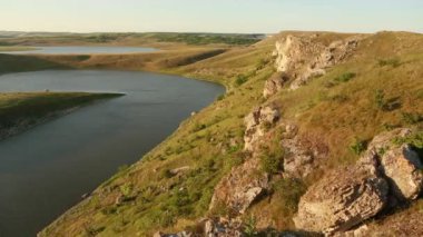 Moldova Cumhuriyeti 'nden manzara ve güzel doğa içeren bir video. Moldova 'nın kuzeyindeki en güzel manzaralardan biri, Doğu Avrupa