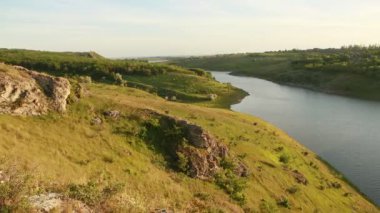 Moldova Cumhuriyeti 'nden manzara ve güzel doğa içeren bir video. Moldova 'nın kuzeyindeki en güzel manzaralardan biri, Doğu Avrupa