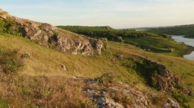 Moldova Cumhuriyeti 'nden manzara ve güzel doğa içeren bir video. Moldova 'nın kuzeyindeki en güzel manzaralardan biri, Doğu Avrupa
