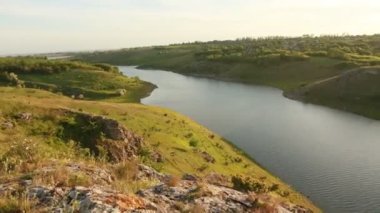 Moldova Cumhuriyeti 'nden manzara ve güzel doğa içeren bir video. Moldova 'nın kuzeyindeki en güzel manzaralardan biri, Doğu Avrupa