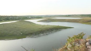 Moldova Cumhuriyeti 'nden manzara ve güzel doğa içeren bir video. Moldova 'nın kuzeyindeki en güzel manzaralardan biri, Doğu Avrupa