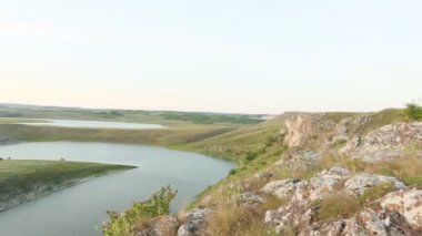 Moldova Cumhuriyeti 'nden manzara ve güzel doğa içeren bir video. Moldova 'nın kuzeyindeki en güzel manzaralardan biri, Doğu Avrupa