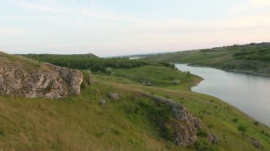 Moldova Cumhuriyeti 'nden manzara ve güzel doğa içeren bir video. Moldova 'nın kuzeyindeki en güzel manzaralardan biri, Doğu Avrupa