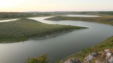 Moldova Cumhuriyeti 'nden manzara ve güzel doğa içeren bir video. Moldova 'nın kuzeyindeki en güzel manzaralardan biri, Doğu Avrupa