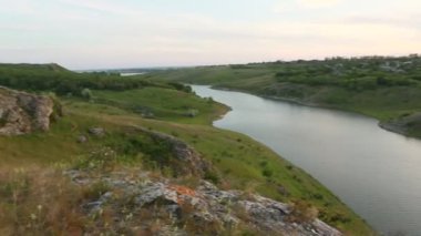 Moldova Cumhuriyeti 'nden manzara ve güzel doğa içeren bir video. Moldova 'nın kuzeyindeki en güzel manzaralardan biri, Doğu Avrupa