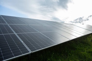 Fotovoltaik enerji santrali, güneş ışığını kullanarak elektrik üretmek için tasarlanmış büyük ölçekli bir enerji tesisidir. Yeşil teknoloji