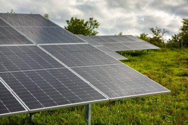 Fotovoltaik enerji santrali, güneş ışığını kullanarak elektrik üretmek için tasarlanmış büyük ölçekli bir enerji tesisidir. Yeşil teknoloji
