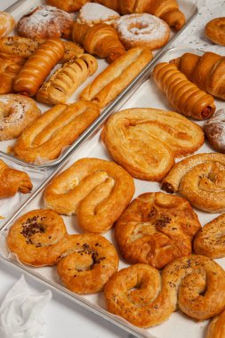 Kek koleksiyonu ve peynirli, elmalı, kirazlı, etli ve lahanalı farklı turtalar. Fırın malları. Tatlı hamur işleri.