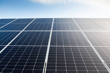 Güneş enerjisi santrali ya da paneller, fotovoltaikler, alternatif elektrik kaynağı. Sürdürülebilir ve yenilenebilir kaynaklar kavramı.