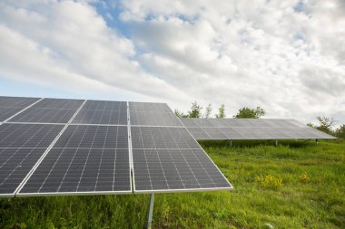 Güneş enerjisi santrali ya da paneller, fotovoltaikler, alternatif elektrik kaynağı. Sürdürülebilir ve yenilenebilir kaynaklar kavramı.