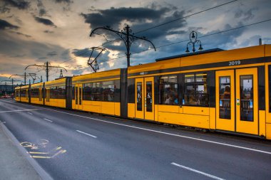 Macaristan 'ın başkenti Budapeşte' de çok güzel ve renkli bir cadde. Avrupa 'da sokak hayatı.