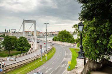 Macaristan 'ın başkenti Budapeşte' de çok güzel ve renkli bir cadde. Avrupa 'da sokak hayatı.