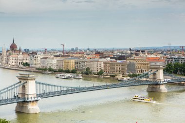 Macaristan 'ın başkenti Budapeşte' de çok güzel ve renkli bir cadde. Avrupa 'da sokak hayatı.