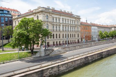Macaristan 'ın başkenti Budapeşte' de çok güzel ve renkli bir cadde. Avrupa 'da sokak hayatı.