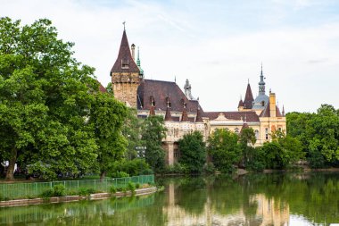 Macaristan 'ın başkenti Budapeşte' de çok güzel ve renkli bir cadde. Avrupa 'da sokak hayatı.