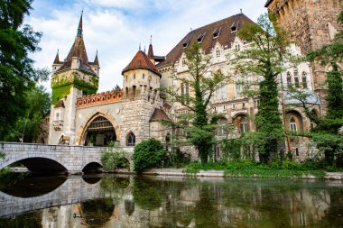 Macaristan 'ın başkenti Budapeşte' de çok güzel ve renkli bir cadde. Avrupa 'da sokak hayatı.