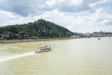 Macaristan 'ın başkenti Budapeşte' de çok güzel ve renkli bir cadde. Avrupa 'da sokak hayatı.