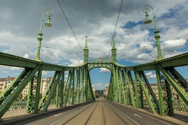 Macaristan 'ın başkenti Budapeşte' de çok güzel ve renkli bir cadde. Avrupa 'da sokak hayatı.
