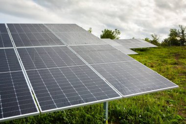 Güneş paneli, fotovoltaik, alternatif elektrik kaynağı. Yenilenebilir Enerji. Güneş Gücü. 