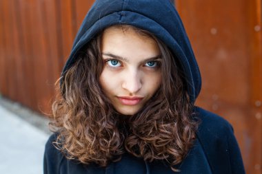 Kıvırcık saçlı ve doğal dudakları olan beyaz bir genç. Genç kız yüzü.