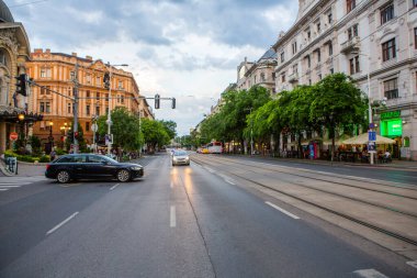Macaristan 'ın başkenti Budapeşte' de çok güzel ve renkli bir cadde. Avrupa 'da sokak hayatı.
