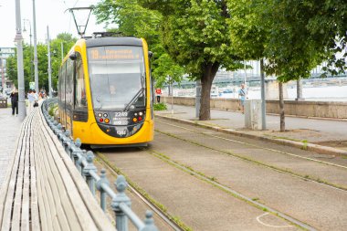 Macaristan 'ın başkenti Budapeşte' de çok güzel ve renkli bir cadde. Avrupa 'da sokak hayatı.