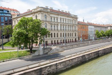 Macaristan 'ın başkenti Budapeşte' de çok güzel ve renkli bir cadde. Avrupa 'da sokak hayatı.
