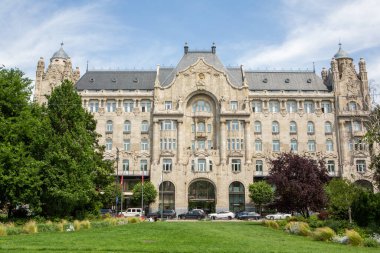 Macaristan 'ın başkenti Budapeşte' de çok güzel ve renkli bir cadde. Avrupa 'da sokak hayatı.