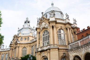 Macaristan 'ın başkenti Budapeşte' de çok güzel ve renkli bir cadde. Avrupa 'da sokak hayatı.