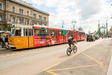 Macaristan 'ın başkenti Budapeşte' de çok güzel ve renkli bir cadde. Avrupa 'da sokak hayatı.