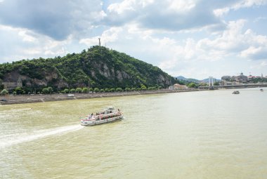 Macaristan 'ın başkenti Budapeşte' de çok güzel ve renkli bir cadde. Avrupa 'da sokak hayatı.