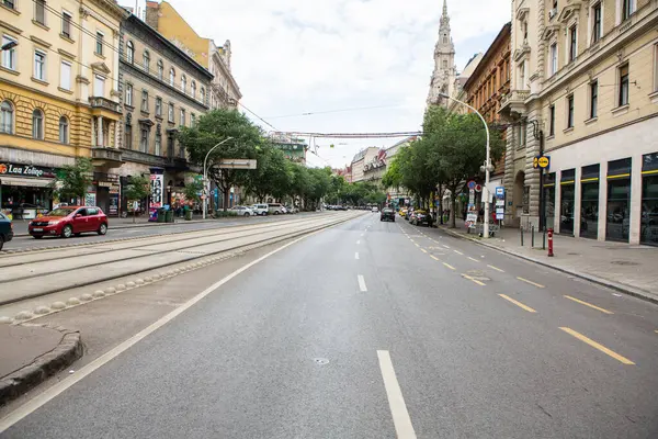 Macaristan 'ın başkenti Budapeşte' de çok güzel ve renkli bir cadde. Avrupa 'da sokak hayatı.