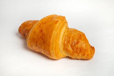 Beyaz arka planda izole edilmiş taze kruvasanlar..