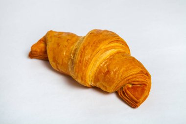 Beyaz arka planda izole edilmiş taze kruvasanlar..