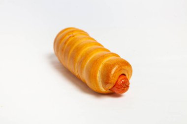 Hamurdaki sosis beyaz arka planda izole edilmiş..