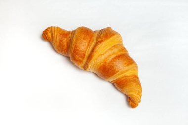 Beyaz arka planda izole edilmiş taze kruvasanlar..