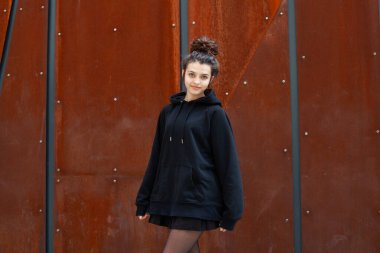 Kıvırcık saçlı ve doğal dudakları olan beyaz bir genç. Genç kız yüzü.