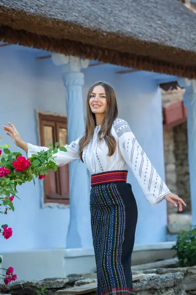 Kırsalda Rumen geleneksel bluzu giyen genç bir kızın videosu. Romanya geleneğinin özgün ulusal kostümü.