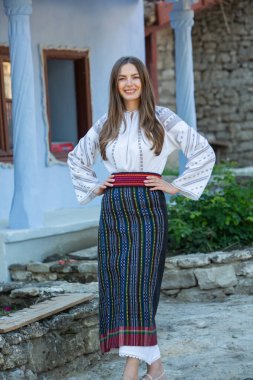 Moldova Cumhuriyeti 'nden güzel geleneksel kostüm. Rumen geleneksel bluzu giyen genç kız.