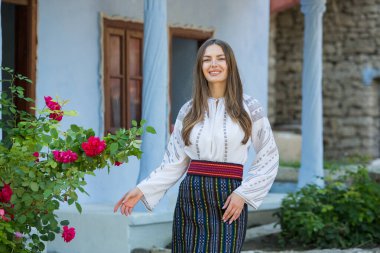Moldova Cumhuriyeti 'nden güzel geleneksel kostüm. Rumen geleneksel bluzu giyen genç kız.
