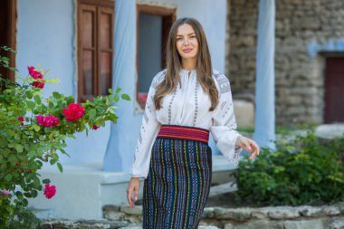Moldova Cumhuriyeti 'nden güzel geleneksel kostüm. Rumen geleneksel bluzu giyen genç kız.
