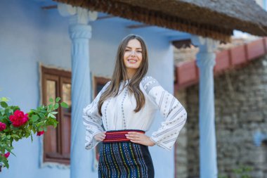 Moldova Cumhuriyeti 'nden güzel geleneksel kostüm. Rumen geleneksel bluzu giyen genç kız.