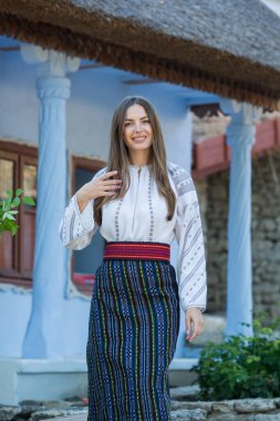 Moldova Cumhuriyeti 'nden güzel geleneksel kostüm. Rumen geleneksel bluzu giyen genç kız.